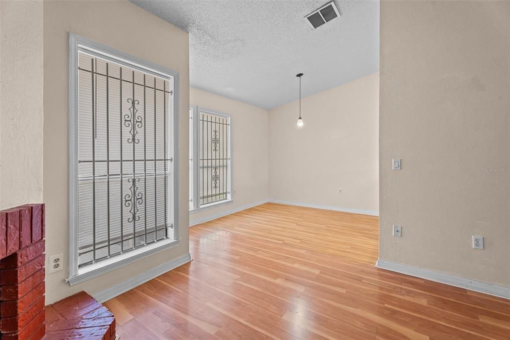 For Rent: $1,900 (2 beds, 2 baths, 1037 Square Feet)