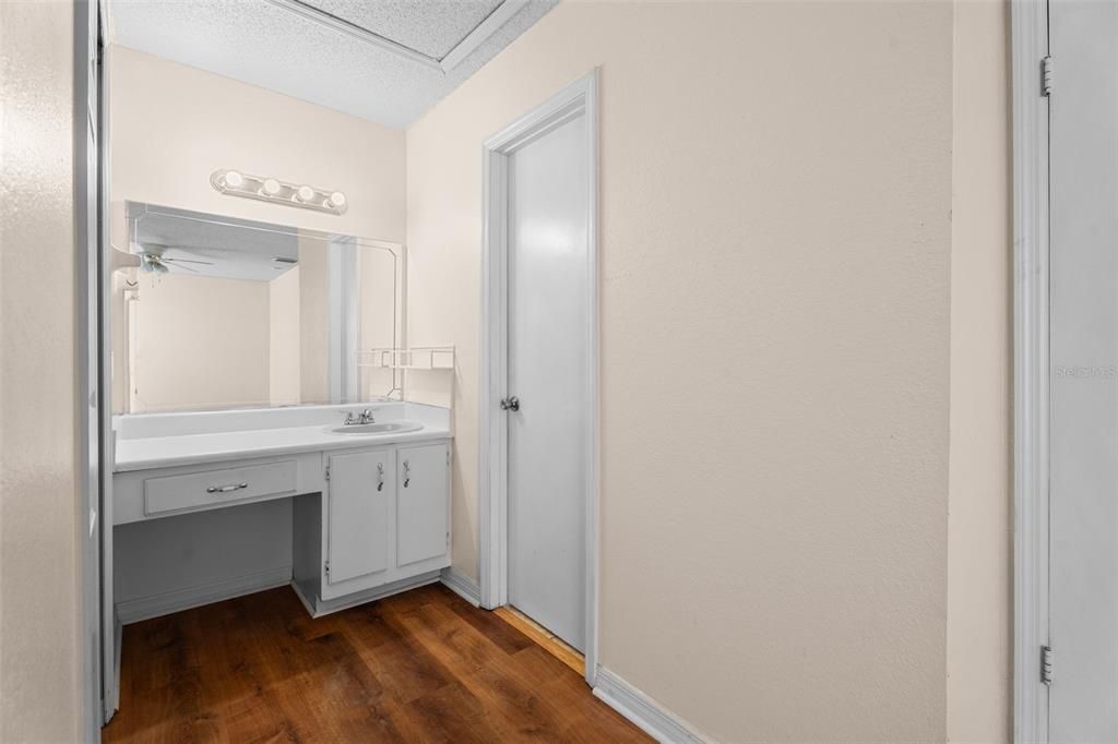 For Rent: $1,900 (2 beds, 2 baths, 1037 Square Feet)