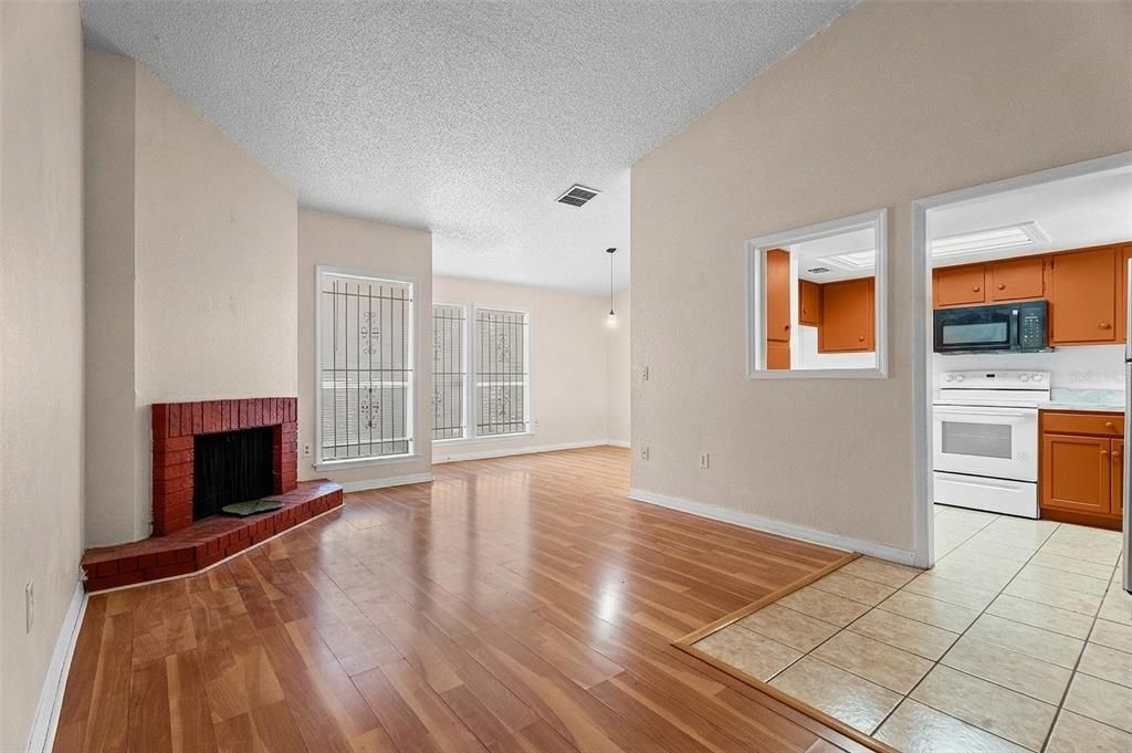 For Rent: $1,900 (2 beds, 2 baths, 1037 Square Feet)