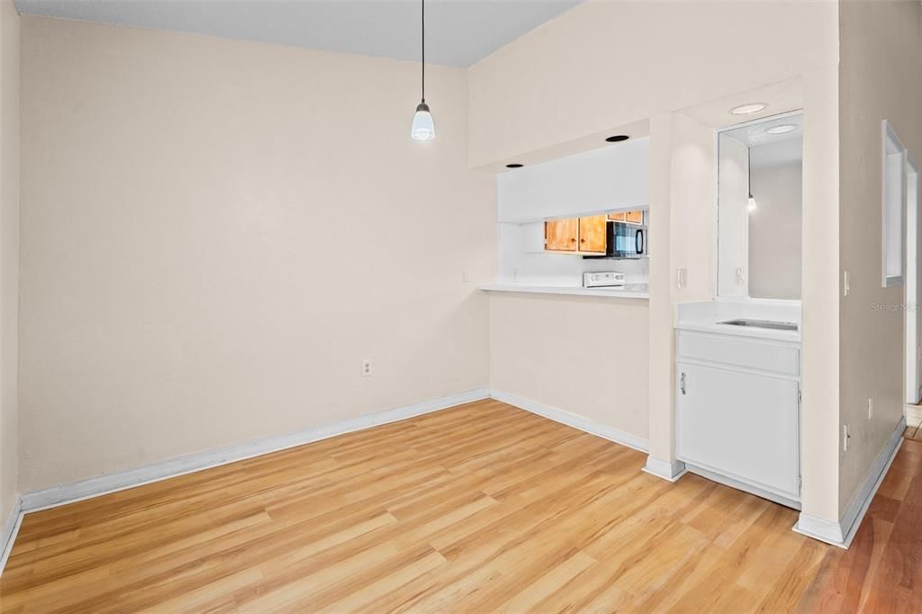 For Rent: $1,900 (2 beds, 2 baths, 1037 Square Feet)