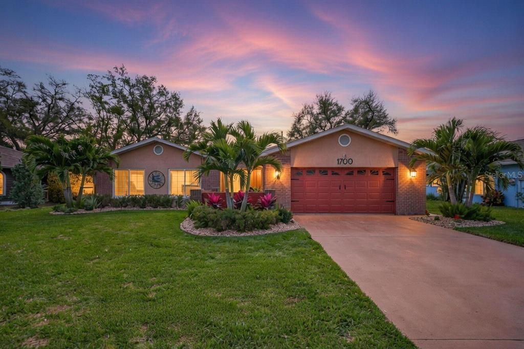 For Rent: $3,600 (3 beds, 2 baths, 1664 Square Feet)