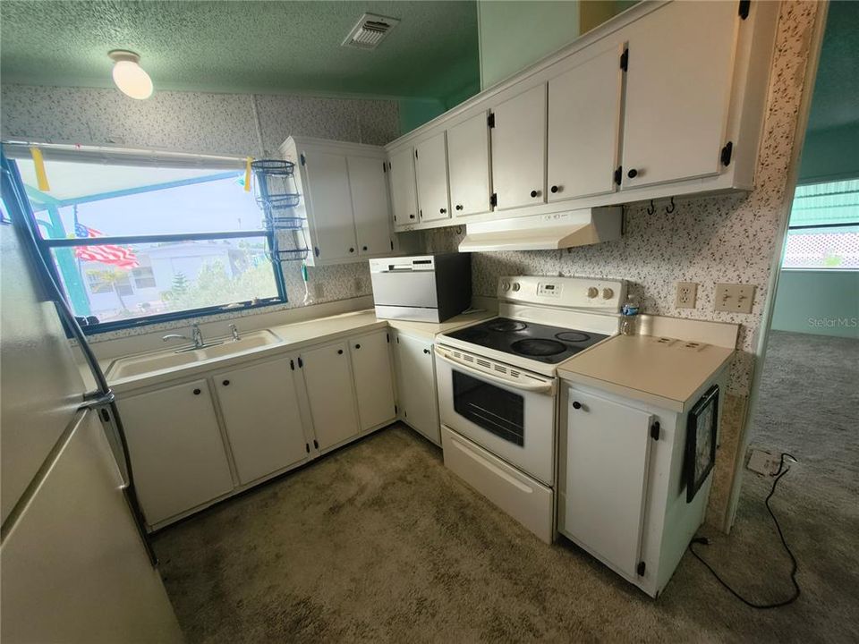 For Sale: $155,500 (2 beds, 2 baths, 989 Square Feet)