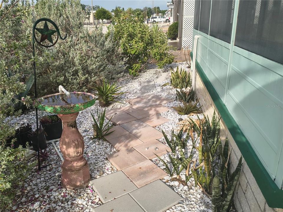 For Sale: $155,500 (2 beds, 2 baths, 989 Square Feet)