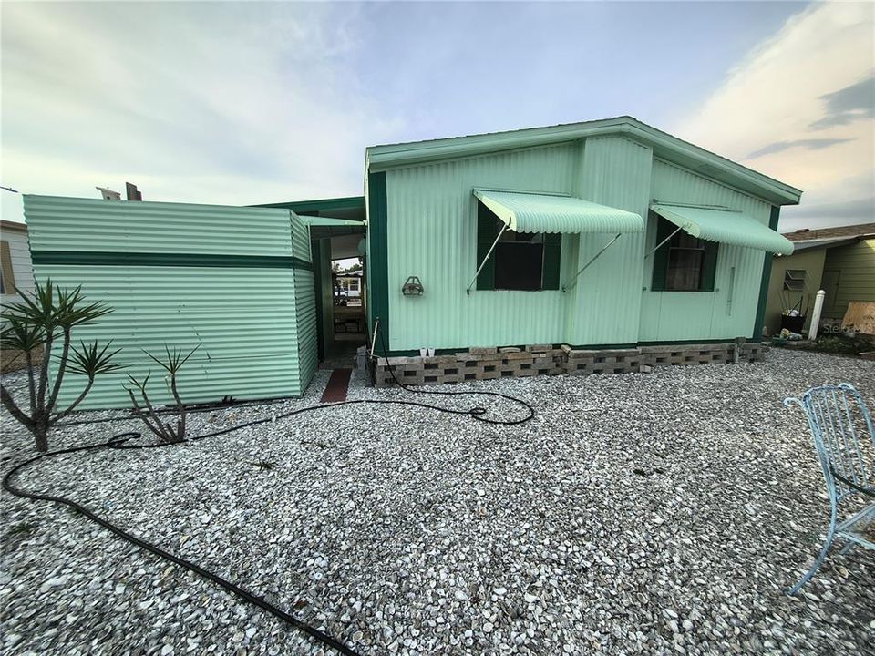 For Sale: $155,500 (2 beds, 2 baths, 989 Square Feet)