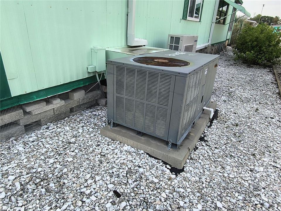 For Sale: $155,500 (2 beds, 2 baths, 989 Square Feet)
