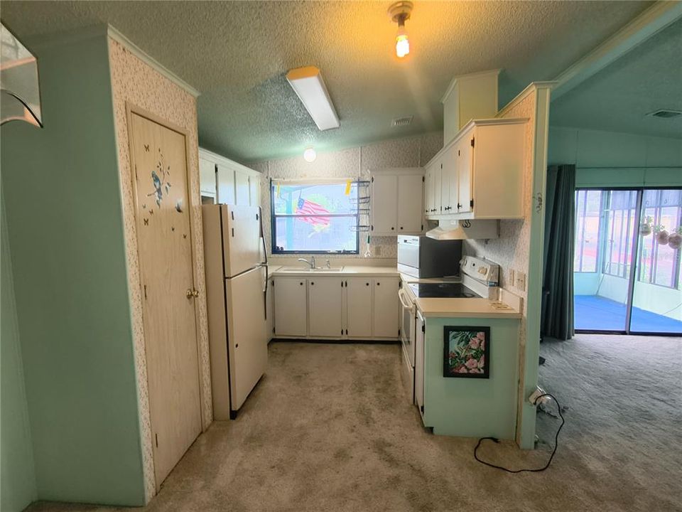 For Sale: $155,500 (2 beds, 2 baths, 989 Square Feet)