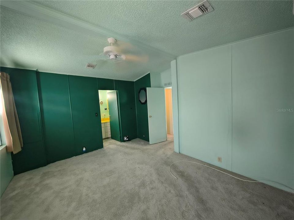 For Sale: $155,500 (2 beds, 2 baths, 989 Square Feet)