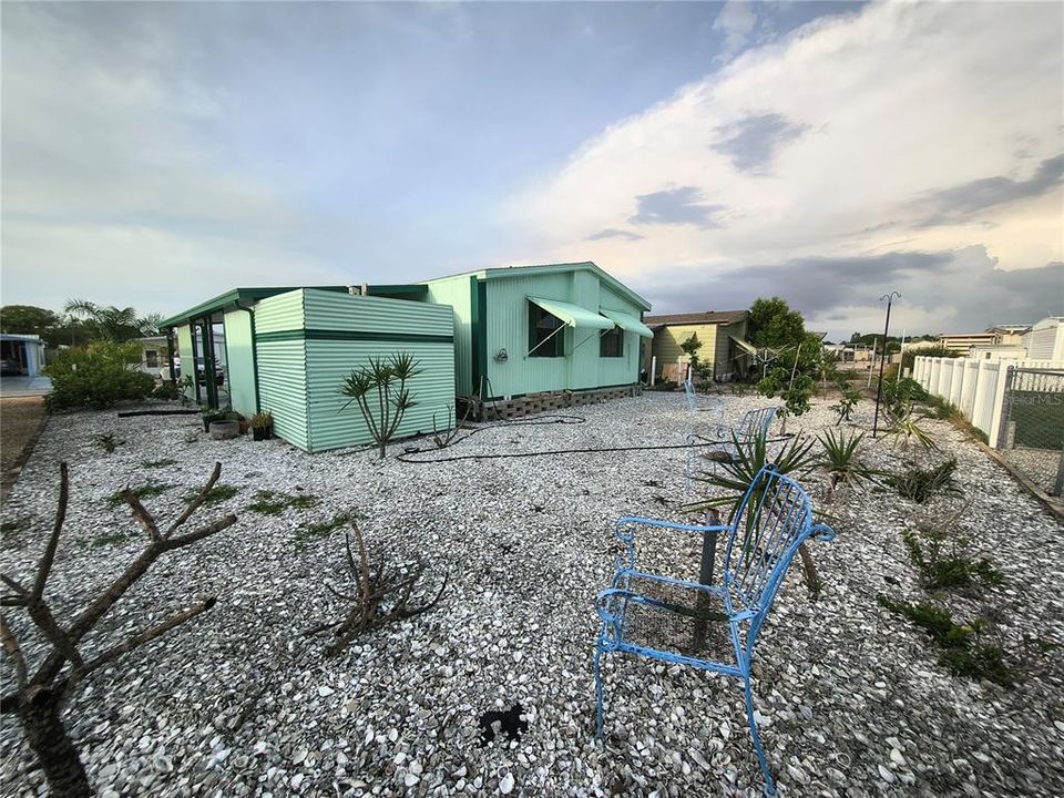 For Sale: $155,500 (2 beds, 2 baths, 989 Square Feet)