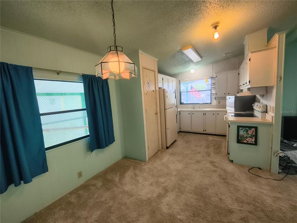 For Sale: $155,500 (2 beds, 2 baths, 989 Square Feet)