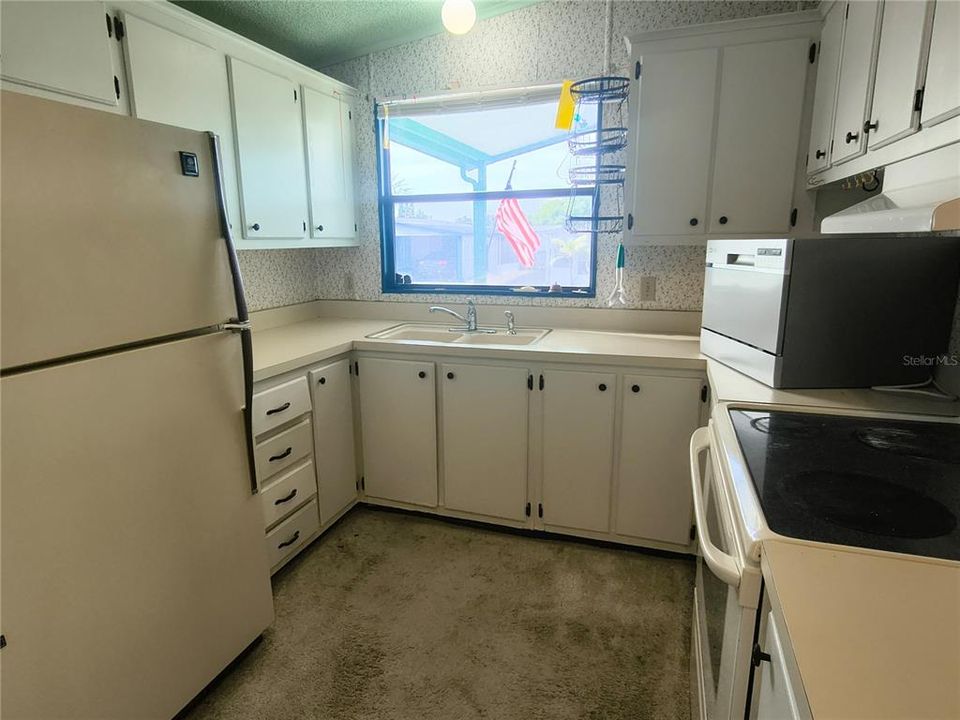 For Sale: $155,500 (2 beds, 2 baths, 989 Square Feet)