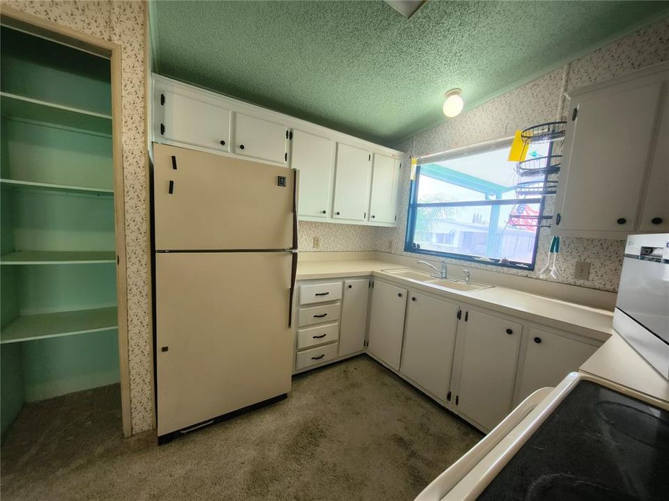For Sale: $155,500 (2 beds, 2 baths, 989 Square Feet)