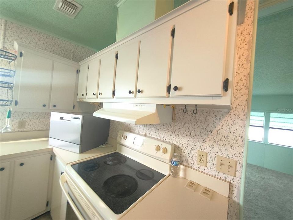 For Sale: $155,500 (2 beds, 2 baths, 989 Square Feet)