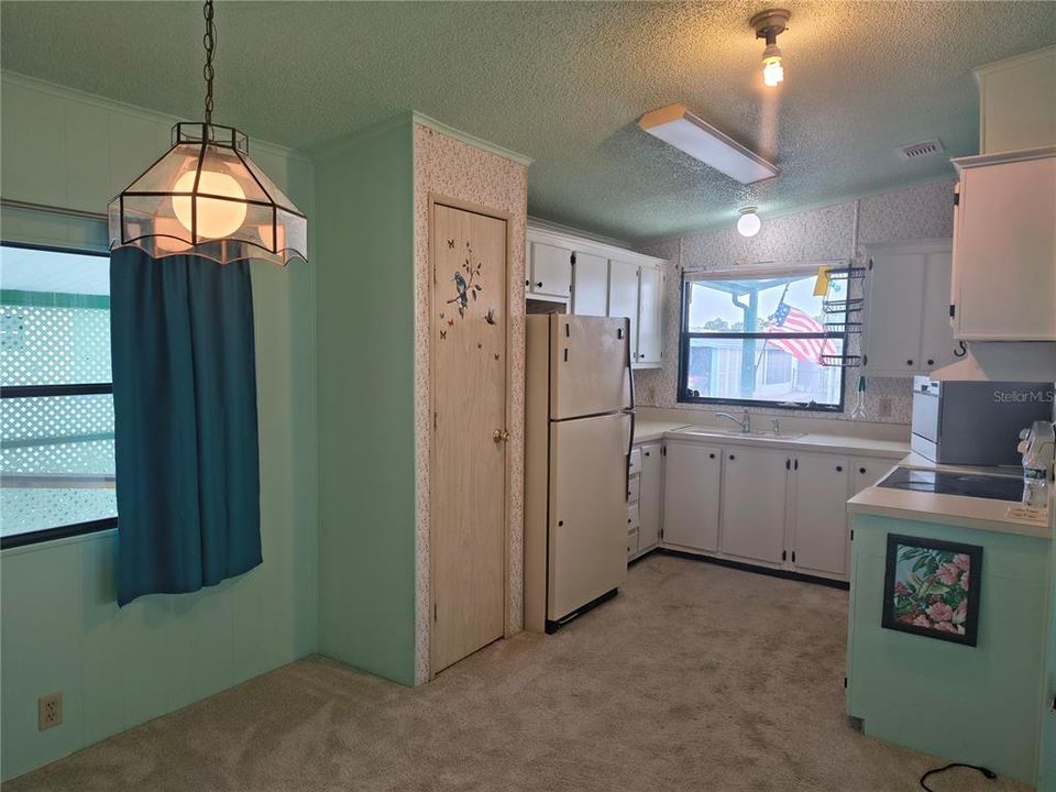 For Sale: $155,500 (2 beds, 2 baths, 989 Square Feet)