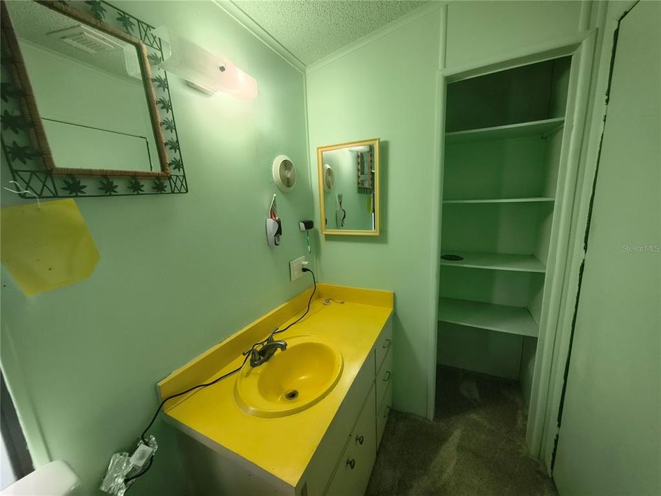 For Sale: $155,500 (2 beds, 2 baths, 989 Square Feet)