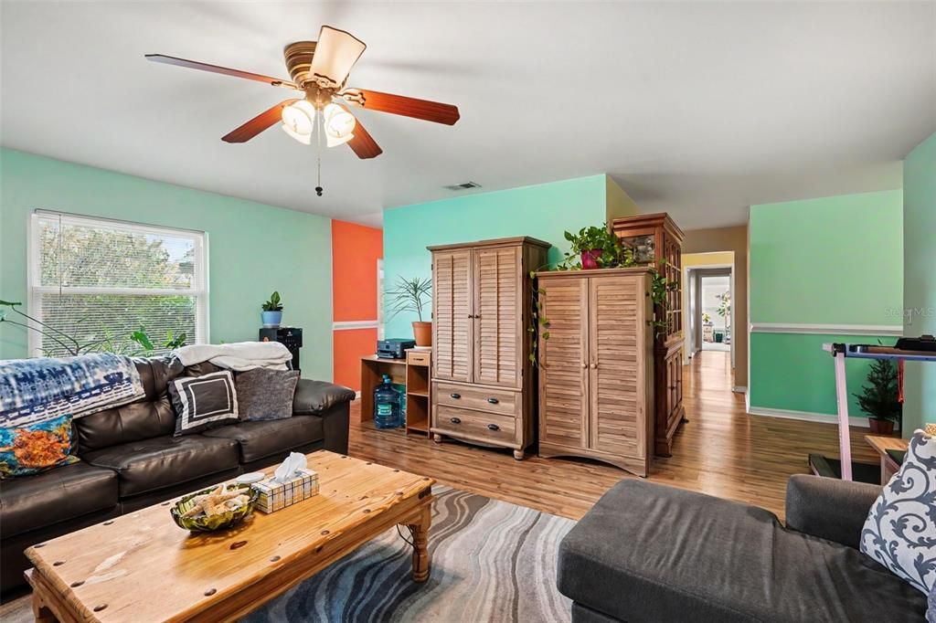 For Sale: $365,000 (4 beds, 2 baths, 1868 Square Feet)