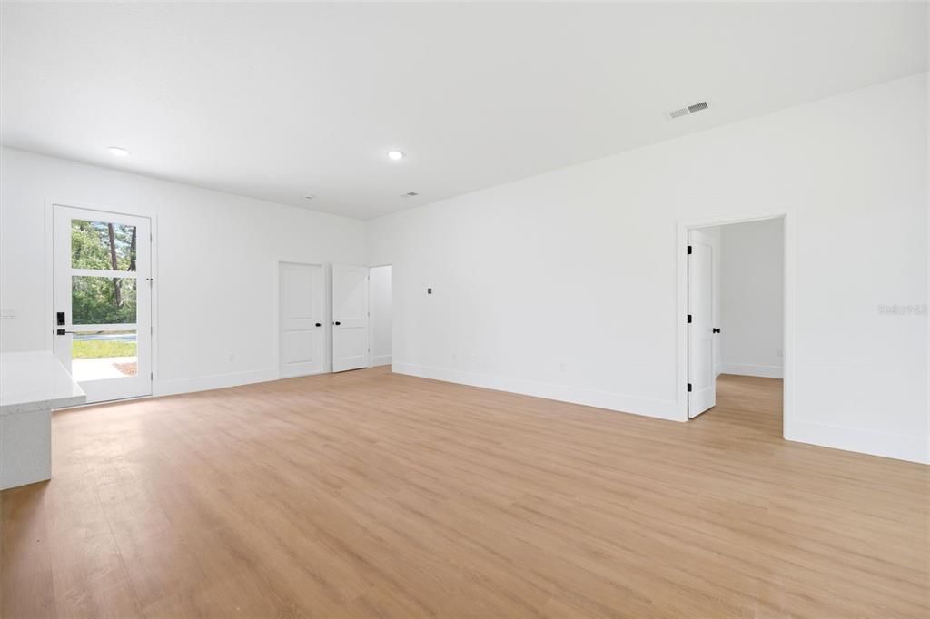 На продажу: $325,000 (4 спален, 2 ванн, 1799 Квадратных фут)
