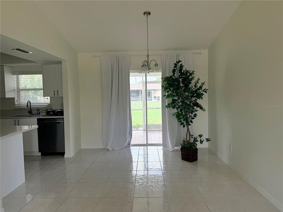 For Rent: $1,800 (3 beds, 2 baths, 1216 Square Feet)