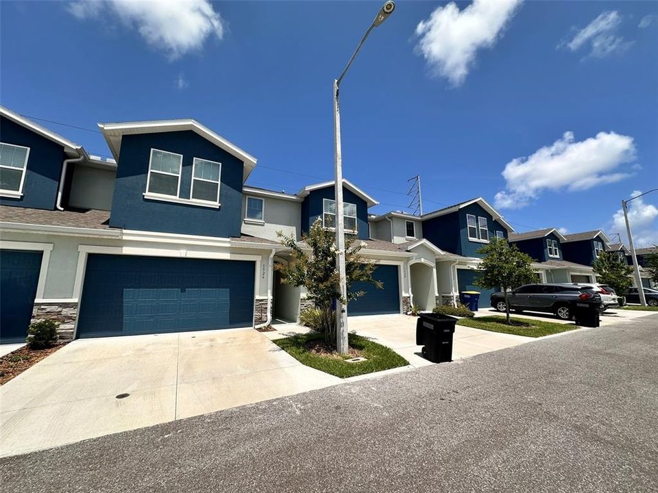 For Rent: $2,900 (3 beds, 2 baths, 1816 Square Feet)