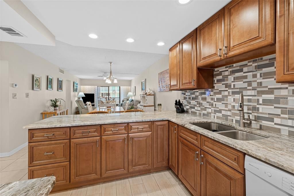 For Sale: $350,000 (2 beds, 2 baths, 1101 Square Feet)