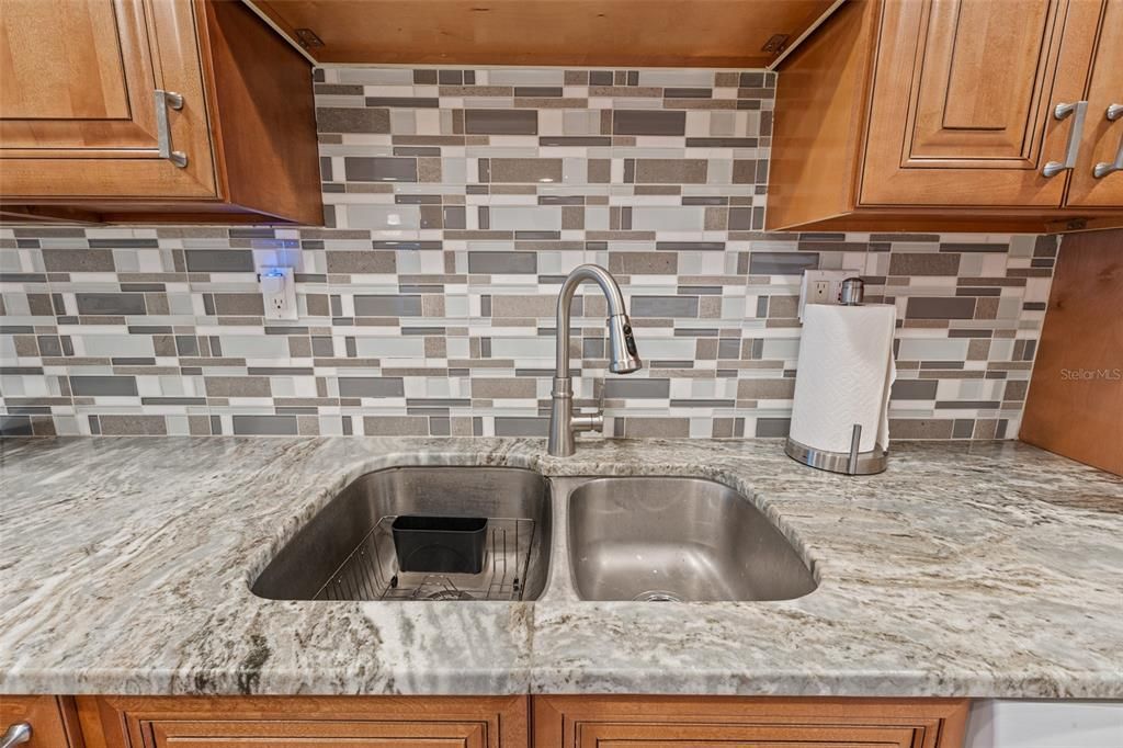 For Sale: $350,000 (2 beds, 2 baths, 1101 Square Feet)