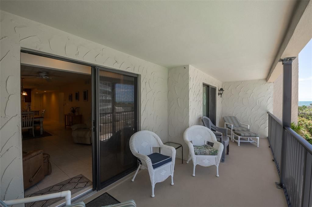 For Sale: $350,000 (2 beds, 2 baths, 1101 Square Feet)