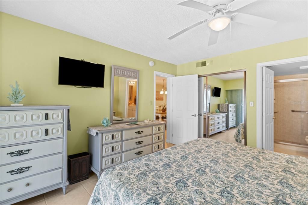 For Sale: $350,000 (2 beds, 2 baths, 1101 Square Feet)