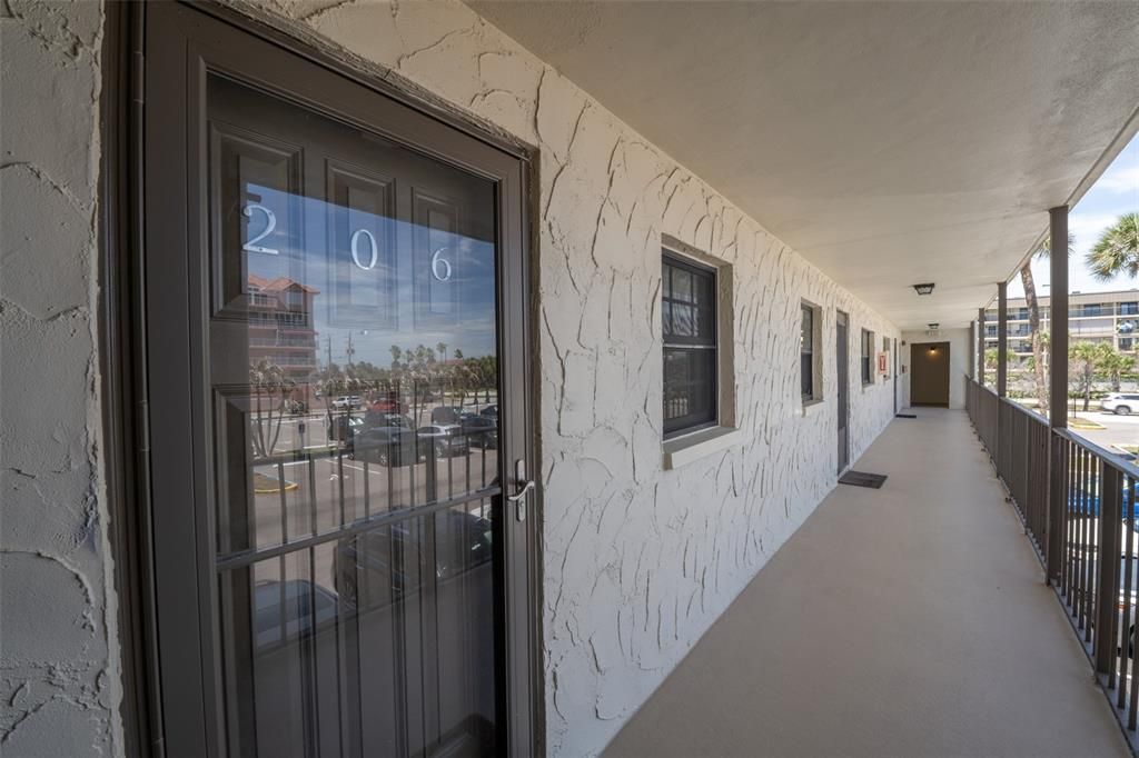 For Sale: $350,000 (2 beds, 2 baths, 1101 Square Feet)