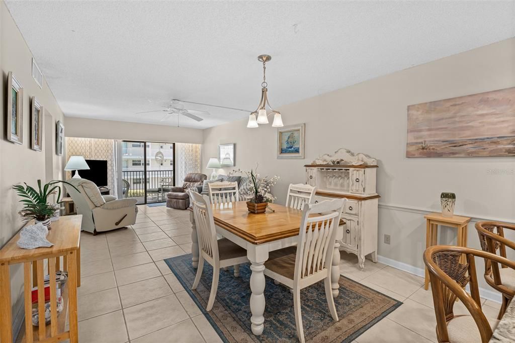 For Sale: $350,000 (2 beds, 2 baths, 1101 Square Feet)
