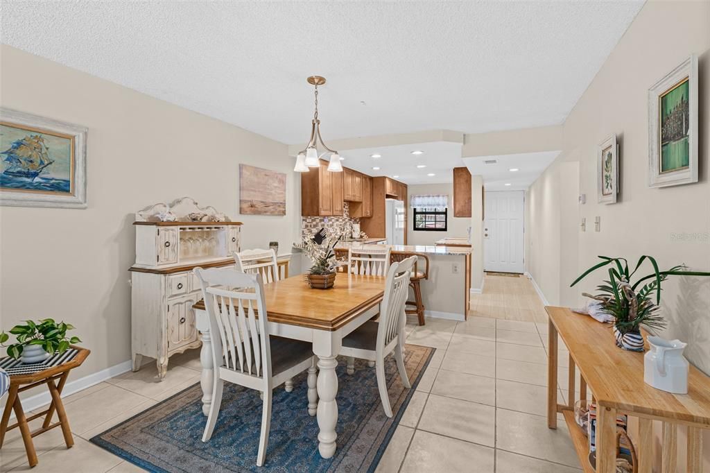 For Sale: $350,000 (2 beds, 2 baths, 1101 Square Feet)