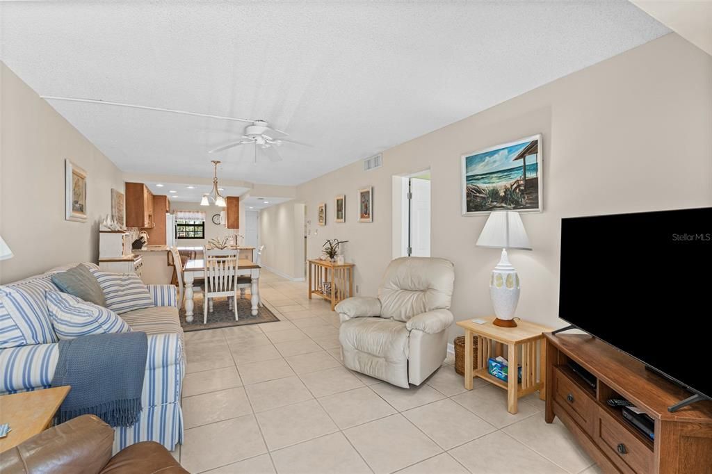For Sale: $350,000 (2 beds, 2 baths, 1101 Square Feet)