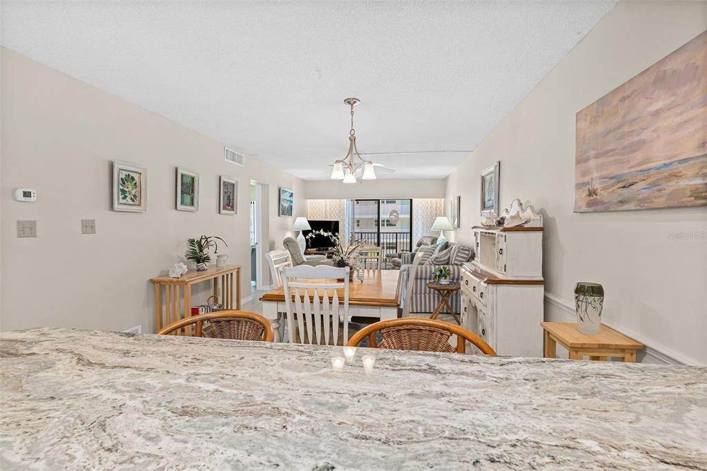 For Sale: $350,000 (2 beds, 2 baths, 1101 Square Feet)