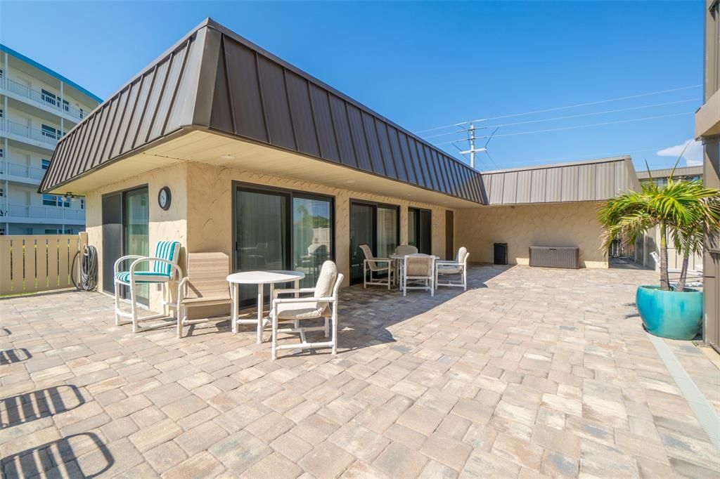 For Sale: $350,000 (2 beds, 2 baths, 1101 Square Feet)