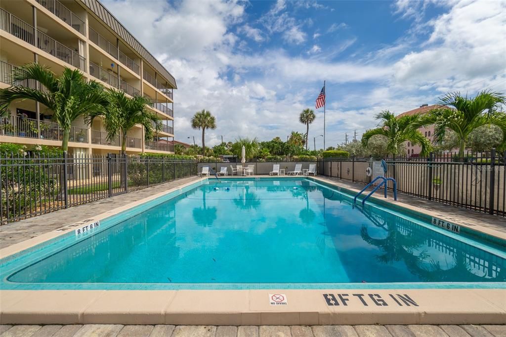 For Sale: $350,000 (2 beds, 2 baths, 1101 Square Feet)