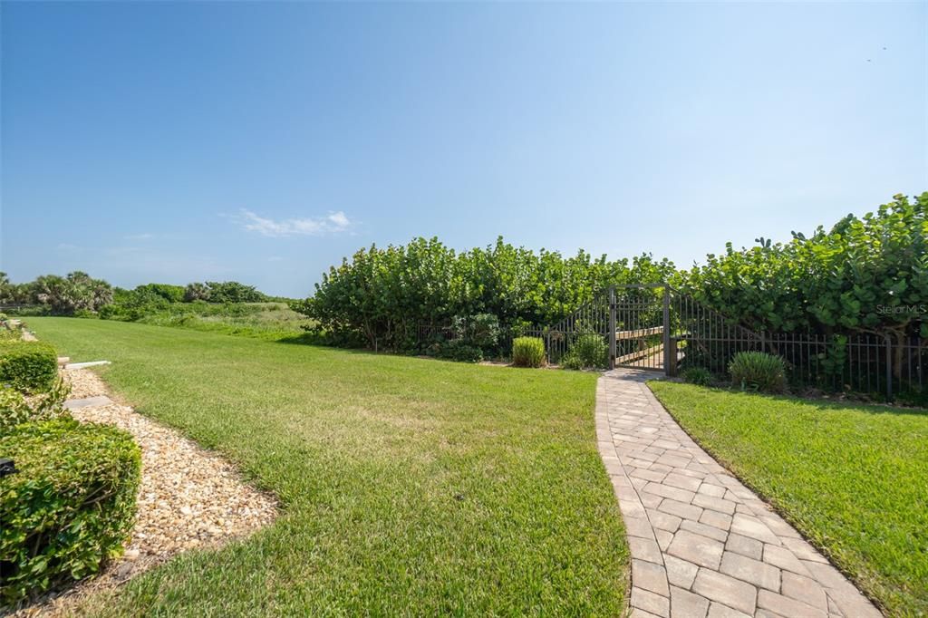 For Sale: $350,000 (2 beds, 2 baths, 1101 Square Feet)