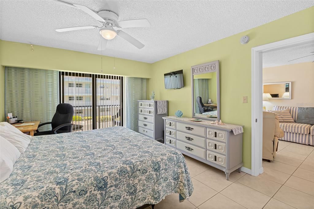 For Sale: $350,000 (2 beds, 2 baths, 1101 Square Feet)