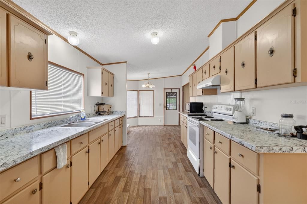 For Sale: $599,000 (31674 beds, 2 baths, 1674 Square Feet)