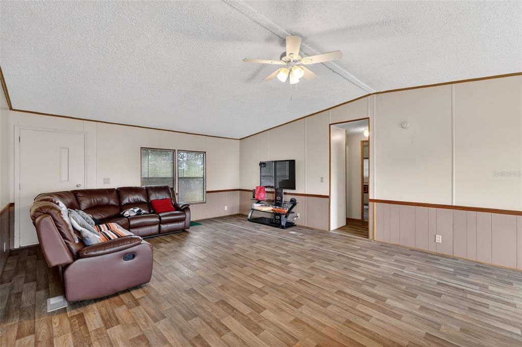 For Sale: $599,000 (31674 beds, 2 baths, 1674 Square Feet)