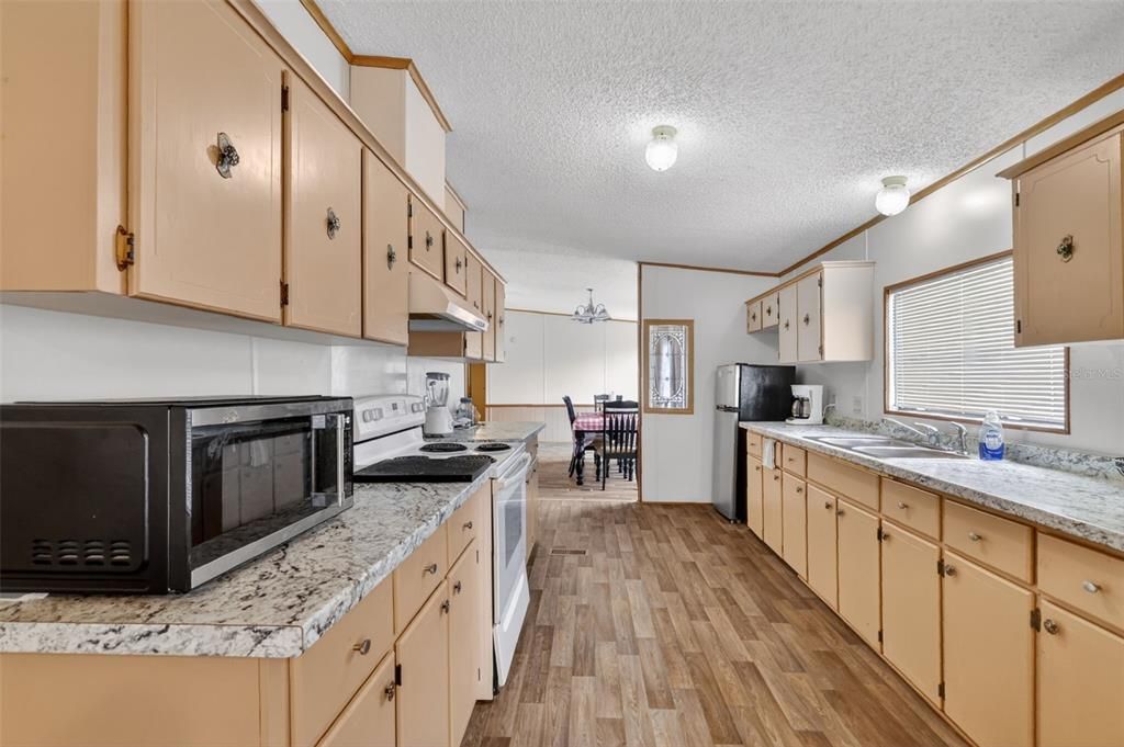 For Sale: $599,000 (31674 beds, 2 baths, 1674 Square Feet)
