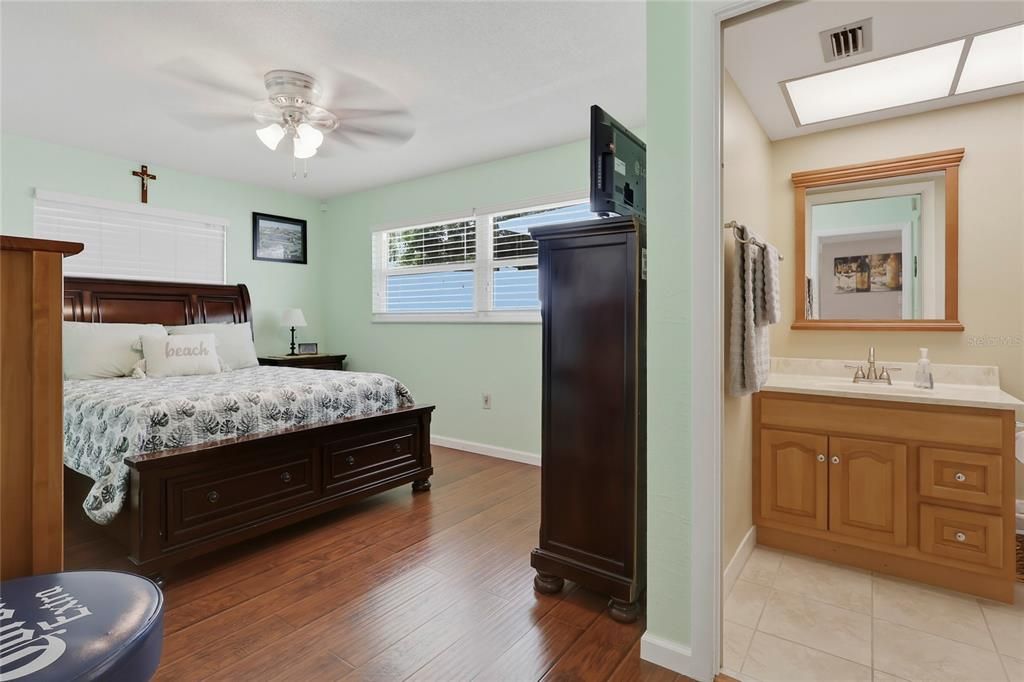 For Sale: $379,900 (2 beds, 2 baths, 1390 Square Feet)