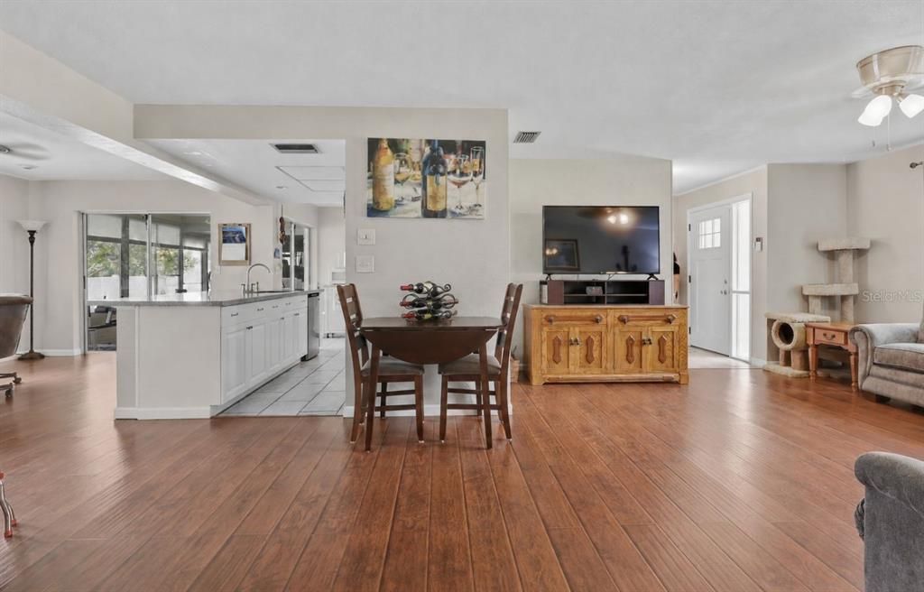 For Sale: $379,900 (2 beds, 2 baths, 1390 Square Feet)