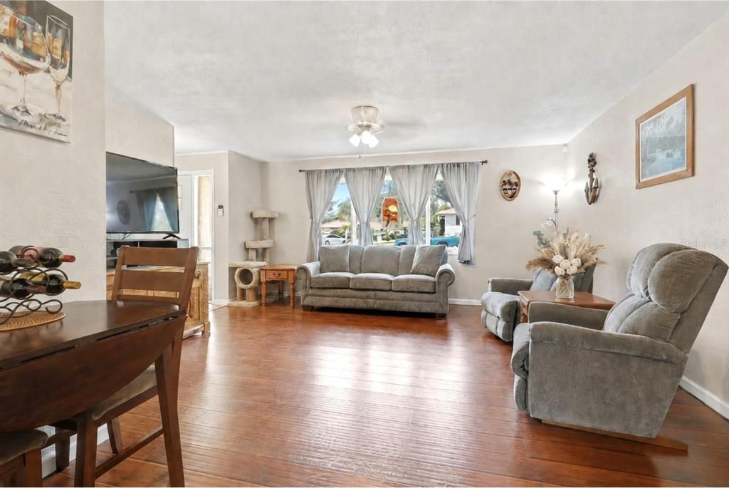 For Sale: $379,900 (2 beds, 2 baths, 1390 Square Feet)