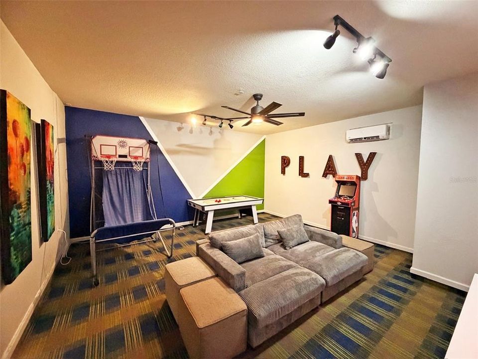 For Sale: $695,000 (6 beds, 4 baths, 2812 Square Feet)