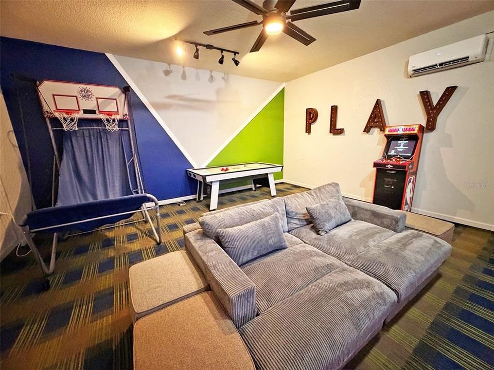 For Sale: $695,000 (6 beds, 4 baths, 2812 Square Feet)