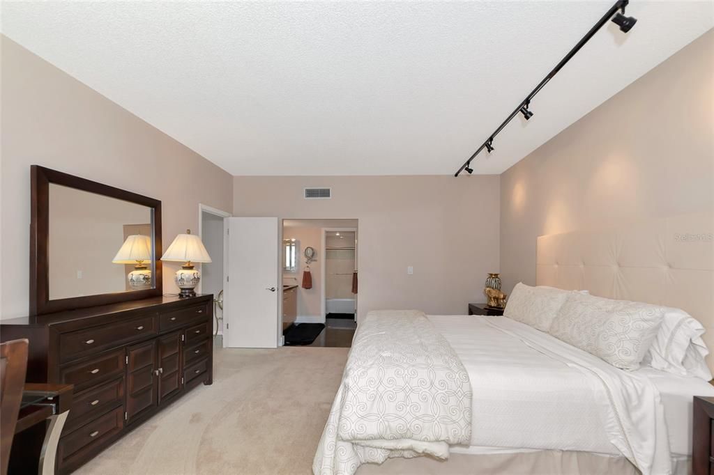 For Rent: $4,500 (2 beds, 2 baths, 1577 Square Feet)