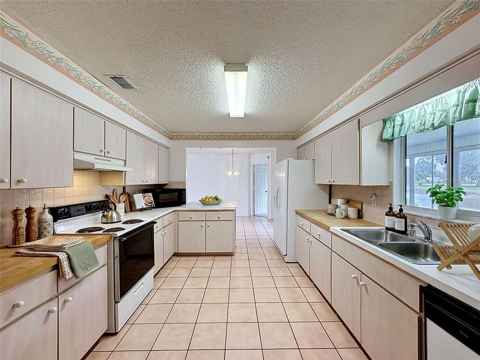 Activo con contrato: $219,000 (2 camas, 2 baños, 1678 Pies cuadrados)