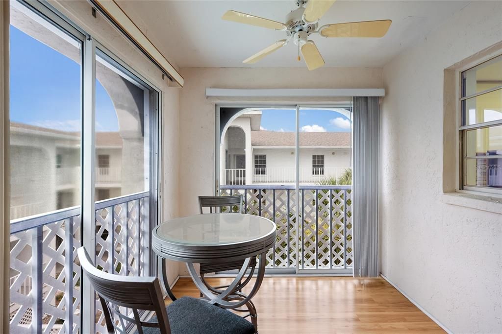 For Sale: $140,000 (1 beds, 1 baths, 864 Square Feet)