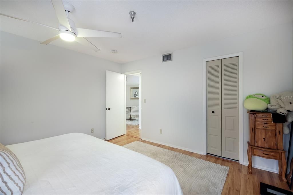 For Sale: $140,000 (1 beds, 1 baths, 864 Square Feet)