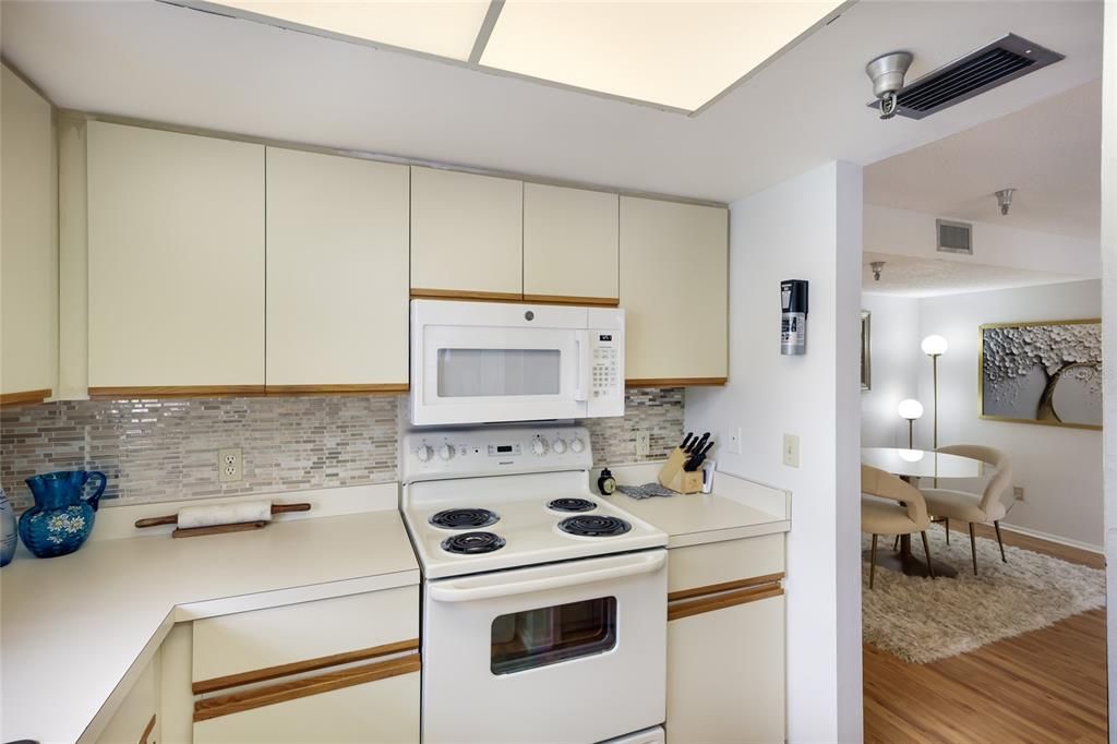 For Sale: $140,000 (1 beds, 1 baths, 864 Square Feet)