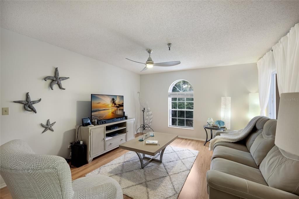 For Sale: $140,000 (1 beds, 1 baths, 864 Square Feet)