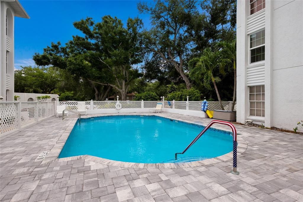 For Sale: $140,000 (1 beds, 1 baths, 864 Square Feet)
